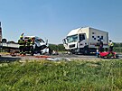 V�n� nehoda dvou dod�vek a dvou kamion� zablokovala hlavn� silnici I/50...