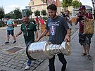 Pavel Francouz pináí Stanley Cup k plzeskému nádvoí.