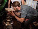 Pavel Francouz popíjí ze Stanley Cupu naepované pivo.