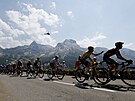 Hlavní skupina favorit bhem 18. etapy Tour de France, ve lutém trikotu jede...