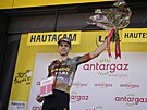 Belgický cyklista Wout van Aert na pódiu s erveným íslem pro bojovníka 18....