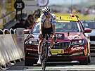 Zniený slovinský cyklista Tadej Pogaar z týmu UAE v cíli 18. etapy Tour de...