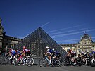 Peloton bhem 21. etapy Tour de France projídí kolem prosklené pyramidy v...