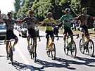 Tým Jumbo Visma pózuje bhem 21. etapy Tour de France.