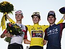 PÓDIUM. Elitní trojka celkového poadí Tour de France na Elysejských polích....