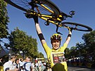 Celkový vítz 109. roníku Tour de France Jonas Vingegaard z Dánska slaví po...