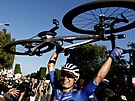 Belgický cyklista Jasper Philipsen vítzí ve 21. etap Tour de France.