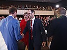 Bývalý první místopedseda Jan Farský gratuluje svému nástupci Lukáovi Vlkovi...