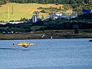 Letoun Canadair a jeho przkumn let nad jezerem Milada u st nad Labem. (27....