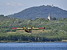Hasicí letadla Canadair CL-415 nabírají vodu pro haení poáru v Národním parku...