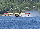Hasicí letadla Canadair CL-415 nabírají vodu pro haení poáru v Národním parku...
