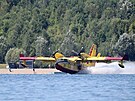 Hasic letadla Canadair CL-415 nabraj vodu pro haen poru v Nrodnm parku...