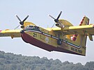 Hasic letadla Canadair CL-415 nabraj vodu pro haen poru v Nrodnm parku...