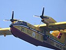 Hasicí letadla Canadair CL-415 nabírají vodu pro ha�ení po�áru v Národním parku...