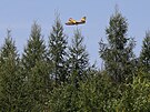 Hasicí letadla Canadair CL-415 nabírají vodu pro ha�ení po�áru v Národním parku...