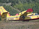 Hasic letadla Canadair CL-415 nabraj vodu pro haen poru v Nrodnm parku...