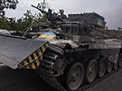 Ukrajintí vojáci v tanku (10. ervna 2022)