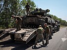 Ukrajintí mechanici nakládají rozbitý tank. (17. ervence 2022)