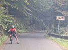 Cyklista stojící ped uzávrou silnice do Henska. (26. ervence 2022)