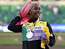 Jamajská sprinterka Shelly-Ann Fraserová-Pryceová pózuje se stíbrnou medailí...