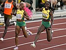 Jamajská sprinterka Shericka Jacksonová (vlevo) se raduje z triumfu na...