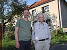 Helmut Lobpreis (85 let) se svm synem Rainerem ped rodnm domem v Hrabticch...