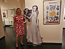 Zuzana Beranová s fotkou Joy Adamsonové na výstav v Opav