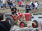 Tradin zvod traktor do vrchu v ebnici na Plzesku se o vkendu jel u...