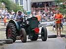 Tradin zvod traktor do vrchu v ebnici na Plzesku. Zrenovovan traktor...