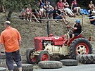 Tradin  zvod traktor do vrchu v ebnici na Plzesku. Soustedn pi...