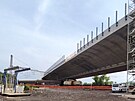 Práce finiují také na dálniním most nad elezniním koridorem v Uhersku.