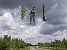 Zavené figuríny ruských vojáky poblí frontové linie v Charkovské oblasti....