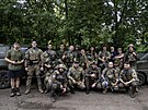 Ukrajintí vojáci pózují pro fotografa na frontové linii v Charkovské oblasti....