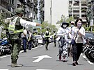 Lidé v tchajwanské Tchaj-peji se utíkají schovat do úkrytu bhem nácviku reakce...