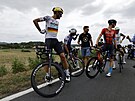 Jezdci v úniku ekají na optovné sputní 19. etapy Tour de France. Zastavily...
