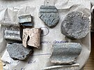 Archeologové narazili na mnoství zbytk keramiky a dalích úlomk.