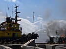 Poár zpsobený ruským raketovým útokem v ukrajinském pístavu Odsa. (23....