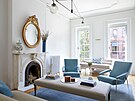 Obývací pokoj s krbem je skvlou kombinací zachovaných prvk s moderními.