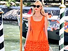 V oranovém monochromatickém modelu jsme mohli hereku vidt loni v Benátkách.