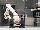 Kvu nvtvnkm muzea pipravuje robot, do pny vykresl jejich fotografii.