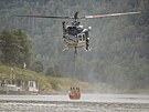 Policejní vrtulník vypomáhá pi haení lesního poáru v Národním parku eské...