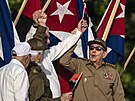 Bývalý kubánský prezident Raúl Castro (vpravo) zvedá ruku souasného kubánského...