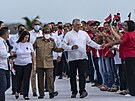 Kubánský prezident Miguel Diaz-Canel (vpravo) a bývalý prezident Raúl Castro...