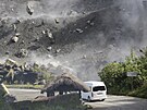 Balvany padající na silnici - následky silného zemtesení v mst Bauko ve...