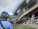 Záchranái zasahují poté, co silné zemtesení zasáhlo msto La Trinidad v...