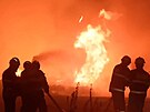 Hasiči dál bojují s plameny v Českém Švýcarsku. Zásah komplikuje vítr