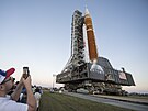 Raketa Space Launch System (SLS) s kosmickou lodí Orion vyjídí z hangáru High...