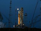 Raketa Space Launch System (SLS) s kosmickou lodí Orion na snímku NASA v...