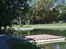 <p>Zvláště v těchto parných dnech přijde vhod zeleň i vodní plocha.V městské části Čakovice se nachází krásný zámecký park se vzrostlými stromy i se zušlechtěným rybníkem s ostrůvkem uprostřed.</p>