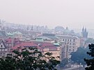 <p>Kouř v Praze, jde od Berouna. Divný pocit při ranní procházce v parku.</p>